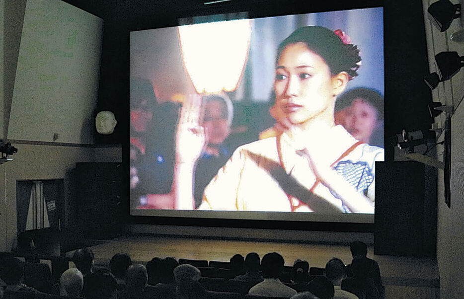 映画「燈火　風の盆」の一幕＝南砺市のいなみ木彫りの里創遊館