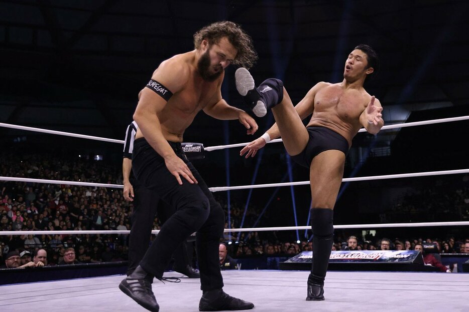 ジャック・ペリーを蹴り上げる柴田勝頼©All Elite Wrestling