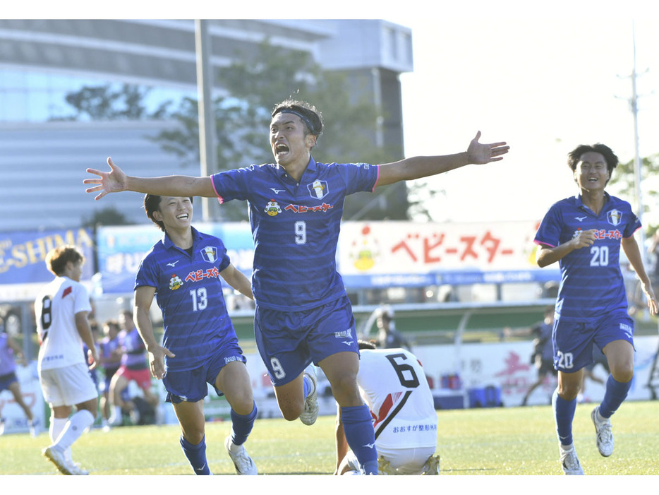 【FC刈谷戦で後半、決勝ゴールを決めて駆け出すFC伊勢志摩のFW濱田竜輝＝伊勢市朝熊町の伊勢フットボールヴィレッジで】