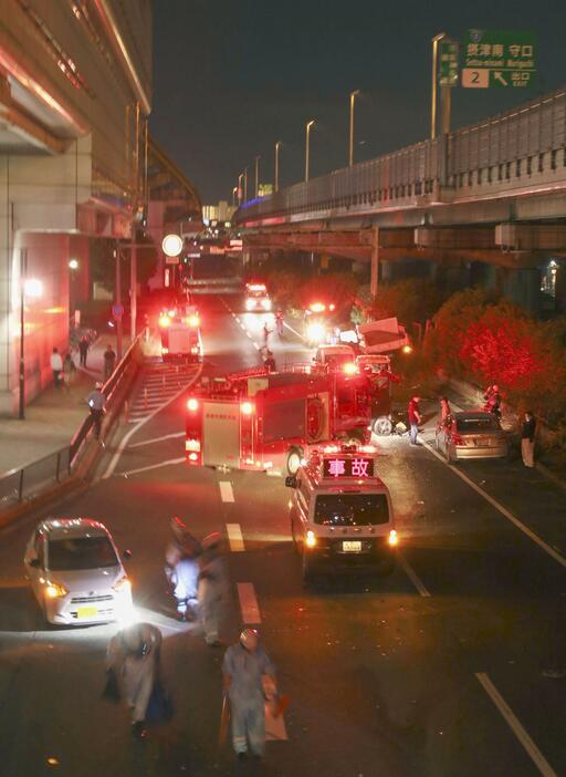 乗用車など複数台が絡む事故があった大阪府摂津市の現場＝15日午後8時30分ごろ