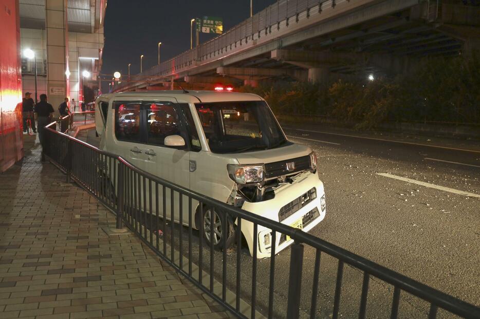 乗用車など複数台が絡む事故があった大阪府摂津市の現場＝15日午後8時30分ごろ