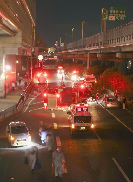 乗用車など複数台が絡む事故があった大阪府摂津市の現場＝15日午後8時30分ごろ