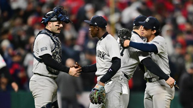 勝利を喜ぶヤンキースの選手たち【写真：USA TODAY Sports/ロイター/アフロ】