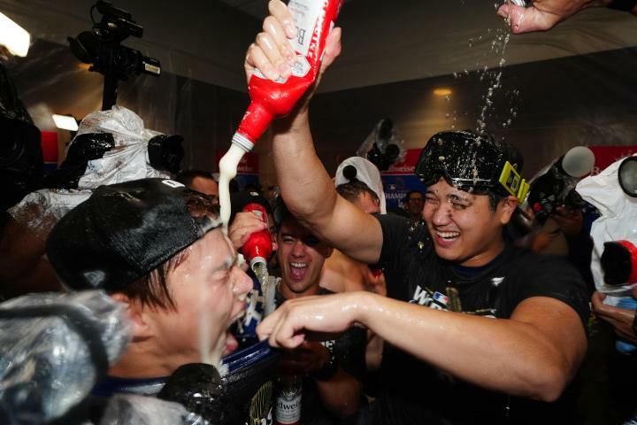 山本は大谷とともに歓喜のシャンパンファイトに臨んだ(C)Getty Images