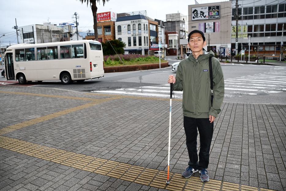 「誰もが通りやすい道の環境をみんなで考えたい」と話す石井さん＝館山