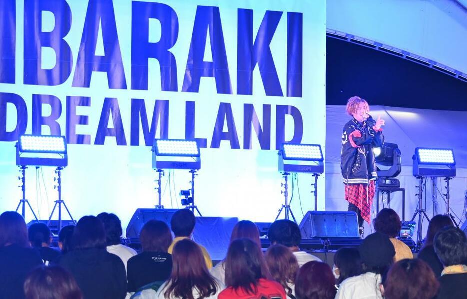 「IBARAKI　DREAM　LAND」のステージで音楽ライブを披露する安達勇人さん=笠間市笠間