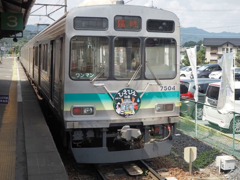 「ひえひえ列車」に使われた秩父鉄道の７５００系＝２０２４年８月２４日、埼玉県長瀞町