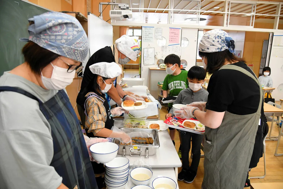 コープさっぽろが様似町で提供しているスクールランチ=22年9月