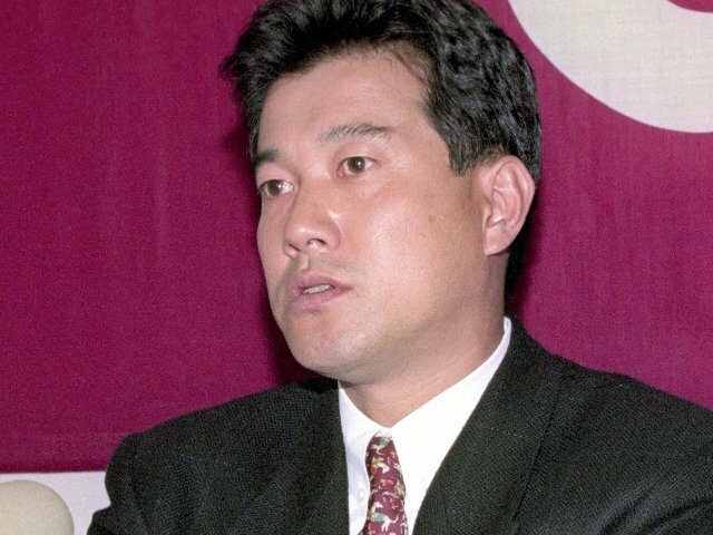 1994年12月19日、現状維持（1億1500万円）で契約更改した原辰徳（当時36歳）。記者会見で巨人ナインの不満を代弁する photograph by KYODO