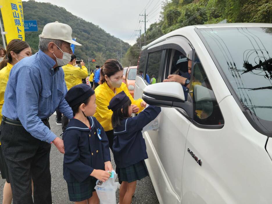 安全運転を呼びかける参加者=岡山県津山市で