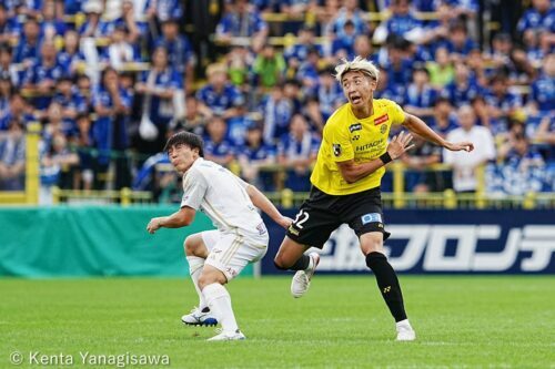 相馬（左）と対峙した関根（右）　[写真]=柳澤健太