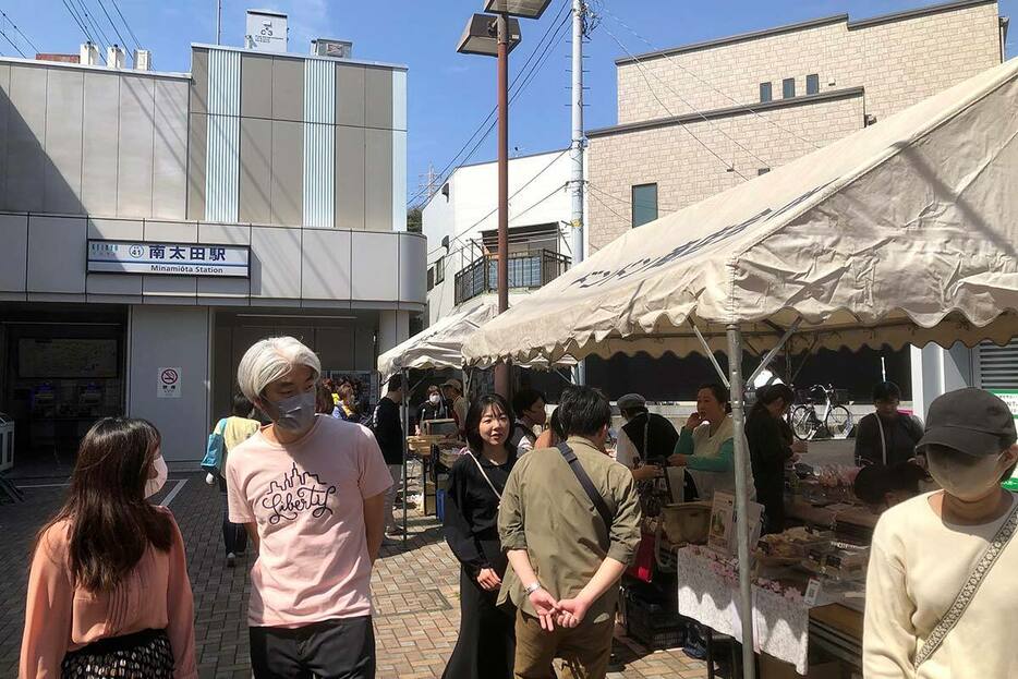 マルシェも行い地域交流を促す＝南太田駅（京急電鉄提供）