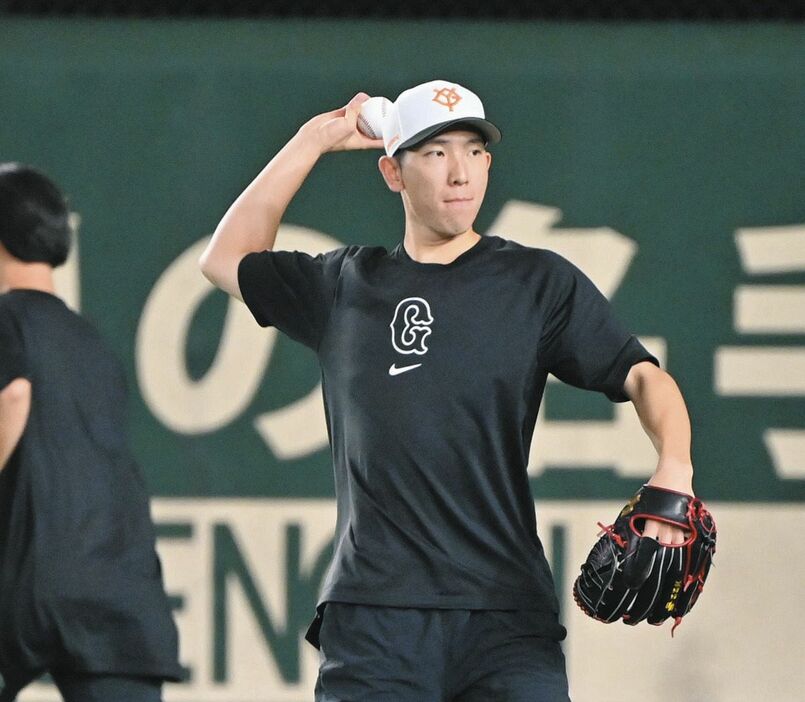 試合前にキャッチボールで調整する巨人・戸郷