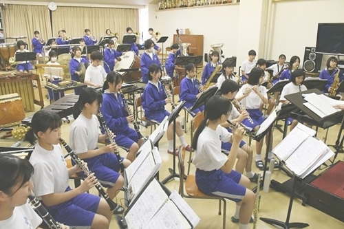 合奏で響きに磨きをかける出雲第一中学校吹奏楽部＝島根県出雲市大津町