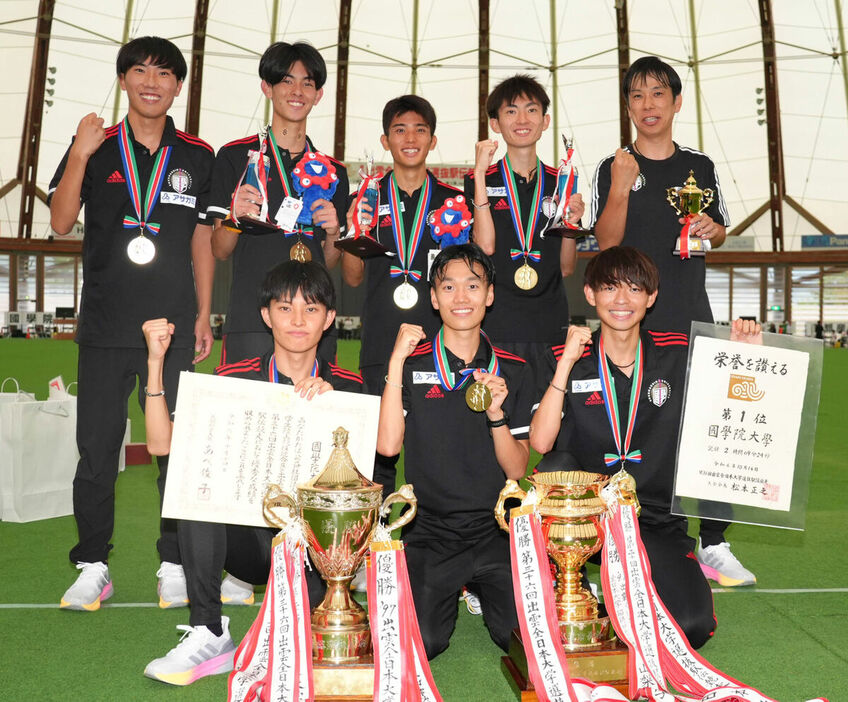 優勝を喜ぶ国学院大の選手ら（カメラ・岡野　将大）