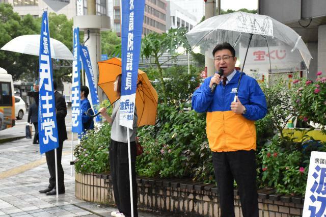 当選から一夜明け、朝の街頭演説をする渡辺創さん＝２８日午前、宮崎市の宮崎山形屋前