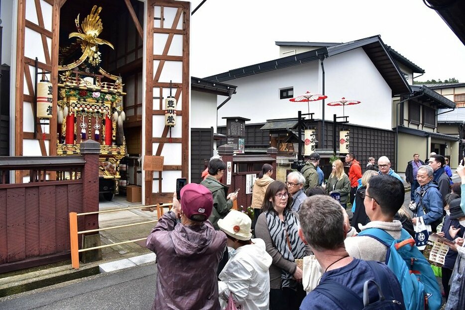 外国人観光客らでにぎわう豊明台の屋台蔵＝９日午前１０時１５分、高山市大新町