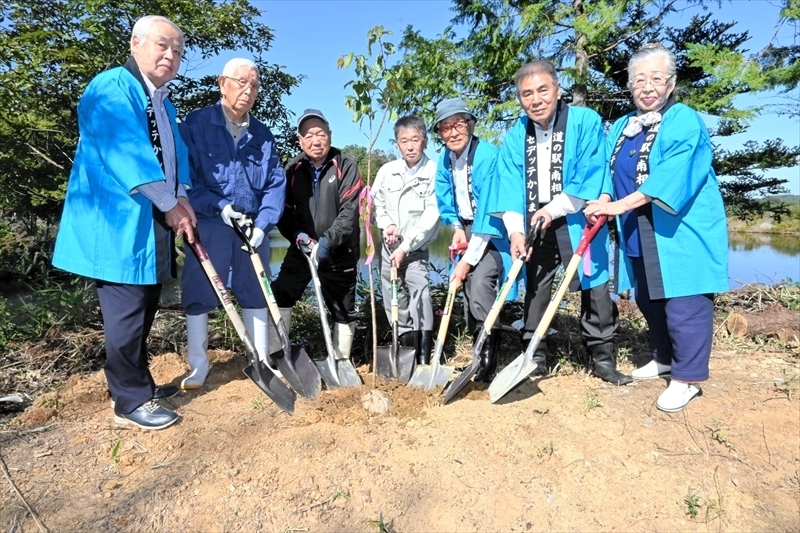 ソメイヨシノを植える伊藤会長（右から３人目）ら出席者