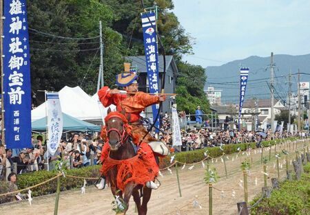 参道馬場を疾走し、的に向かって矢を放つ射手＝武雄市の武雄神社