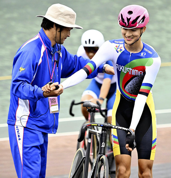 【自転車少年男子ポイントレース】中野目監督と握手をして国スポ初優勝の喜びを分かち合う成田＝武雄競輪場