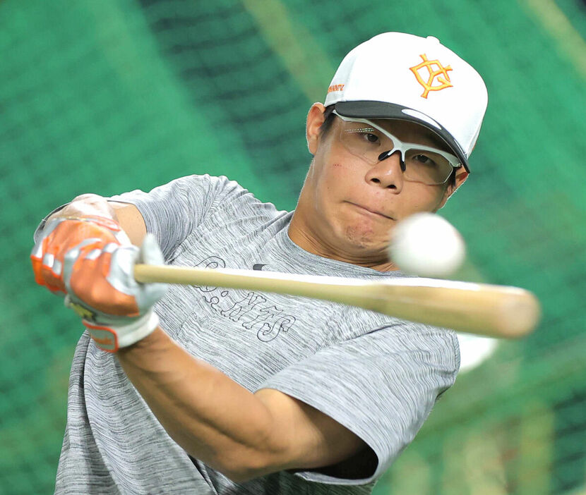 ノックバットで打撃練習をする佐々木俊輔（カメラ・相川　和寛）