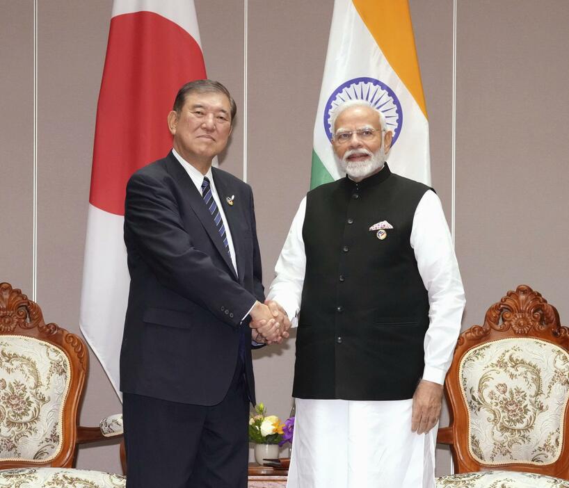 会談前に、インドのモディ首相（右）と握手する石破首相＝10日、ラオス・ビエンチャン（共同）