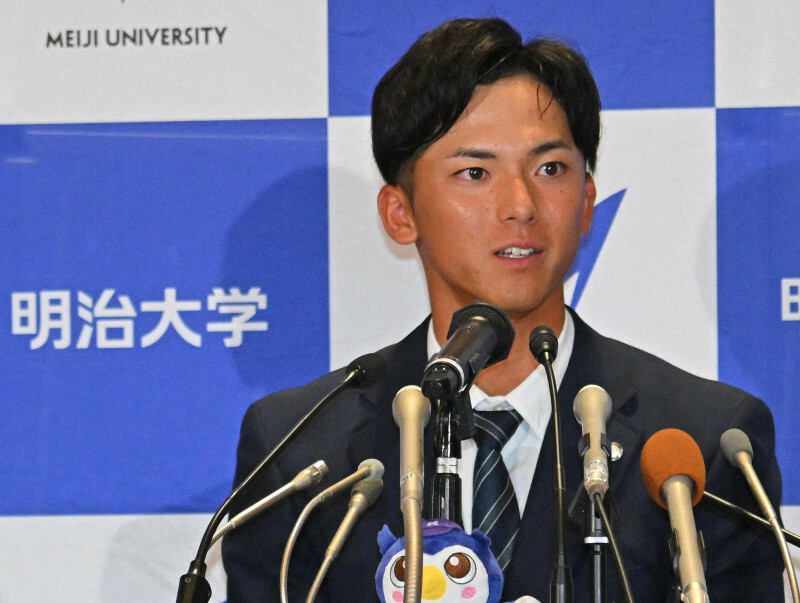 楽天から1位指名を受け、記者会見をする明大の宗山塁内野手＝東京都千代田区で2024年10月24日午後5時23分、新宮巳美撮影