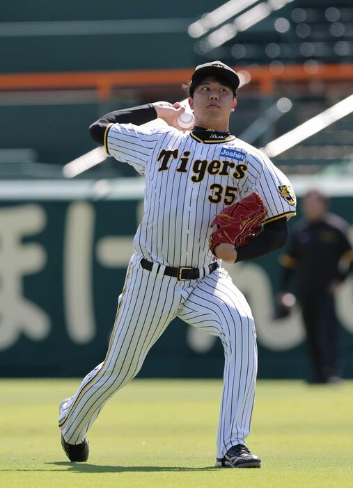 前日練習でキャッチボールを行う阪神・才木浩人（カメラ・渡辺　了文）