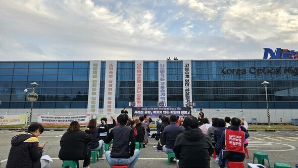 今月25日、慶北亀尾市の韓国オプティカルハイテックの工場で、第11回今年の女性労働運動家賞「キム・ギョンスク賞」授賞式が行われた=キム・ギュヒョン記者