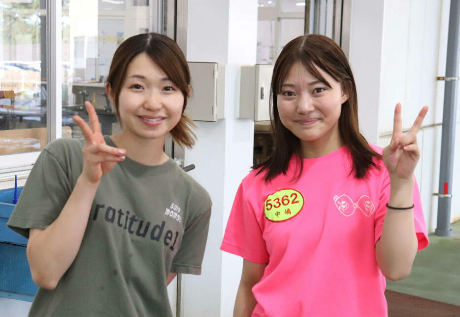 柴田百恵（左）と中嶋世奈の師弟が仲良くピース！