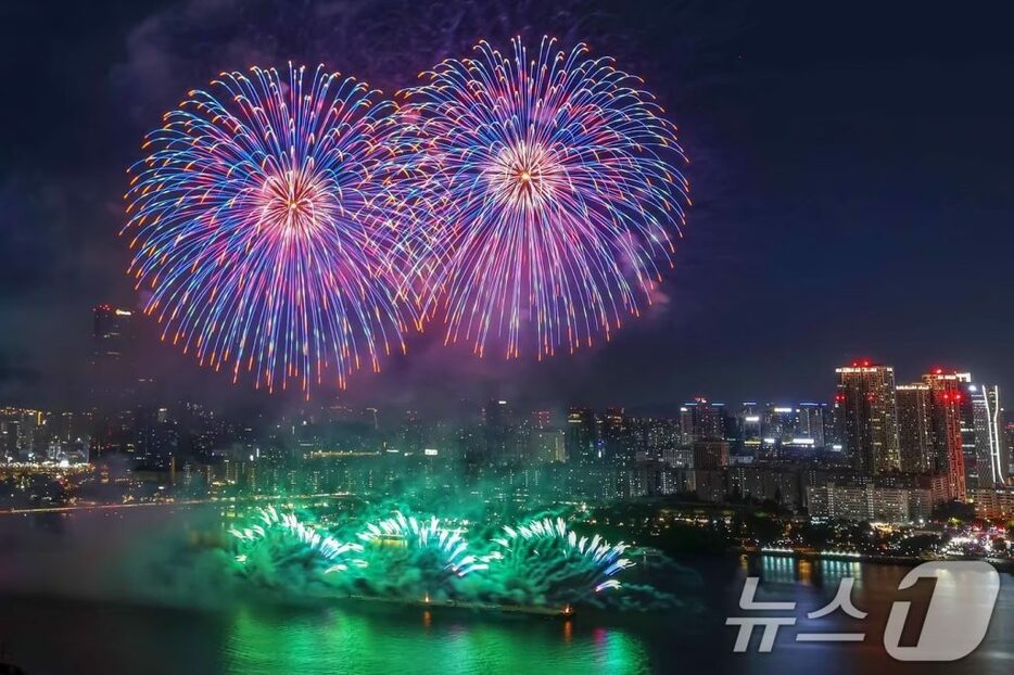 5日夜、ソウル汝矣島漢江公園一帯で開かれた「2024ソウル世界花火祭り」(c)news1