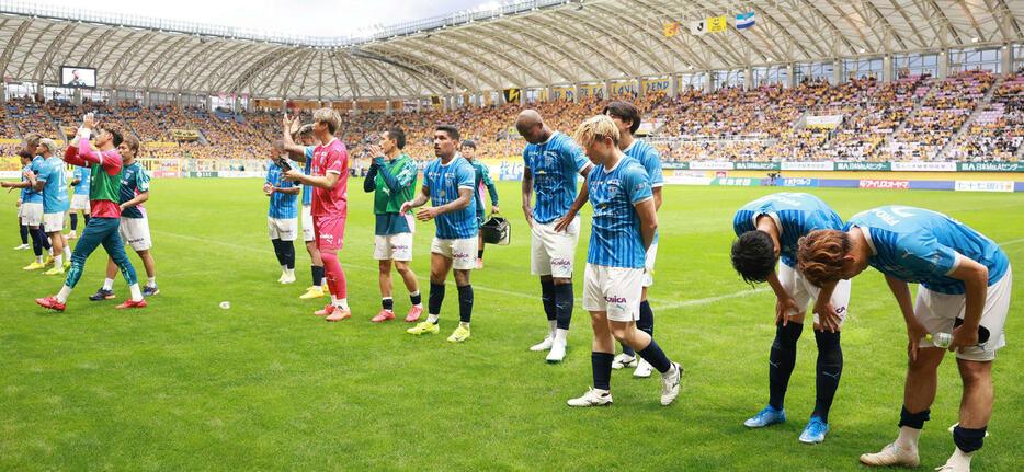 仙台対横浜FC　0－3で敗れ、サポーターにあいさつする横浜FCの選手たち（撮影・野上伸悟）