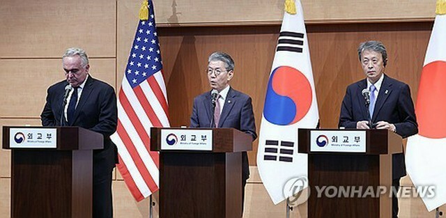 外交部庁舎で共同記者会見を行う韓国外交部の金烘均第1次官（中央）、米国のキャンベル国務副長官（左）、日本の岡野正敬外務事務次官＝16日、ソウル（聯合ニュース）