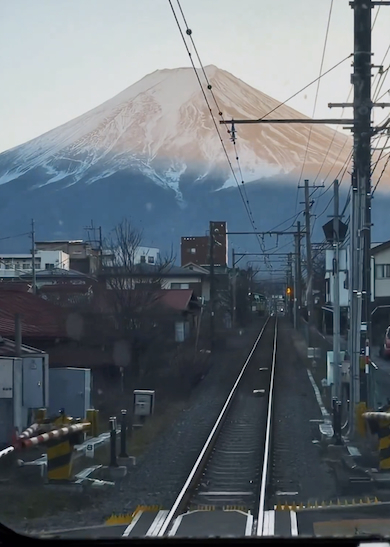 日常風景の中に雄大な富士山の姿