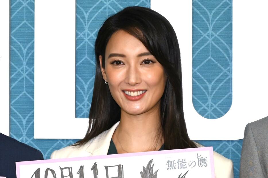 連続ドラマ「無能の鷹」の会見に出席した菜々緒さん