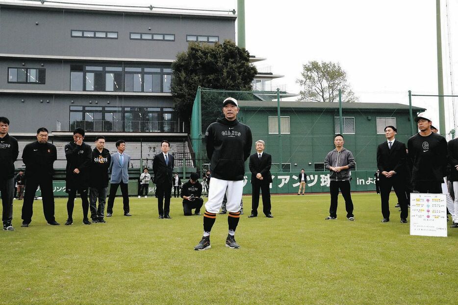 秋季練習前の訓示で選手たちに奮起を促す阿部監督（中）＝代表撮影