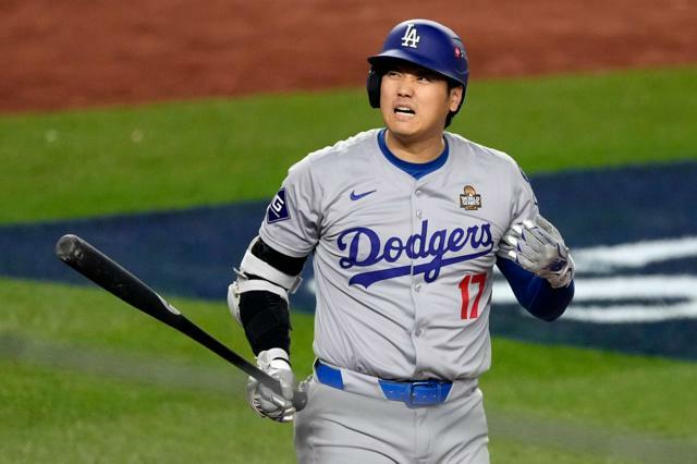 七回表、ファウルを打った後に顔をゆがめるドジャースの大谷翔平=AP