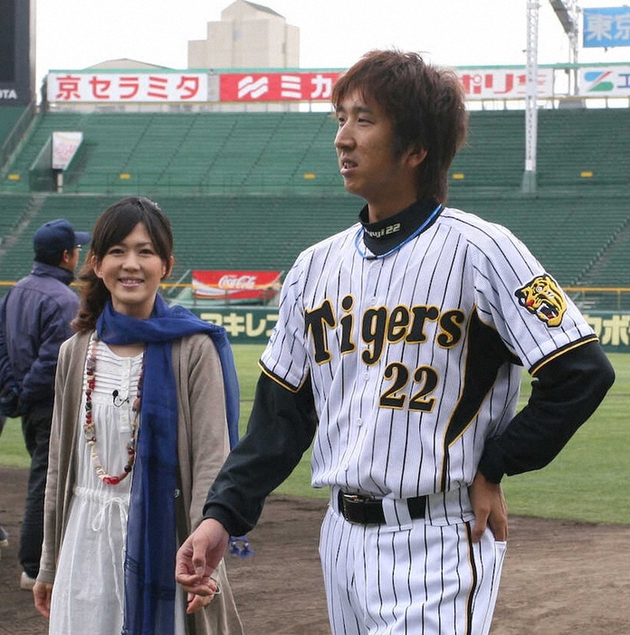 07年、甲子園球場でリンドバーグの渡瀬マキ（左）と対面した阪神・藤川