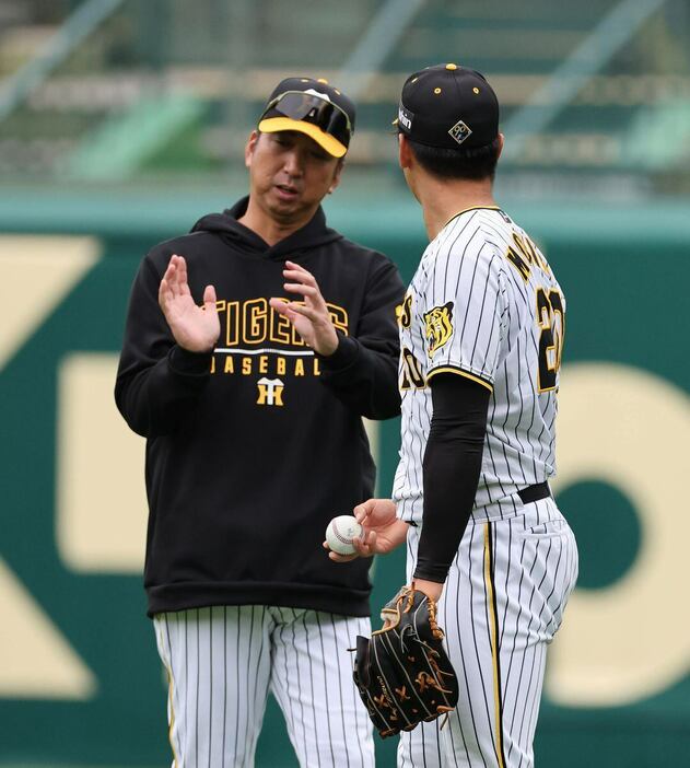 藤川球児監督（左）から直接指導を受けた阪神・森木大智＝甲子園球場（撮影・安部光翁）