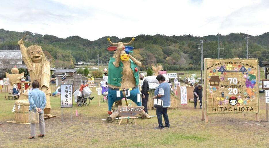 ユニークで魅力的な作品が並ぶ会場=常陸太田市大中町