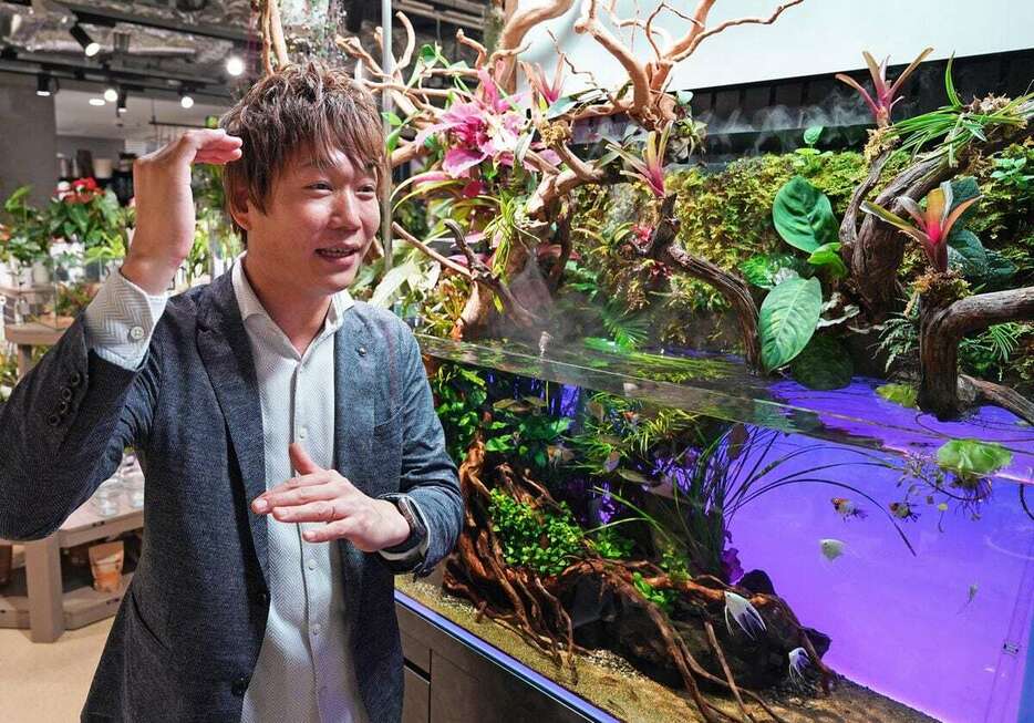 水生生物の姿を水槽内で表現する「アクアリウム」の魅力を語る山田直也さん＝大阪市北区（須谷友郁撮影）