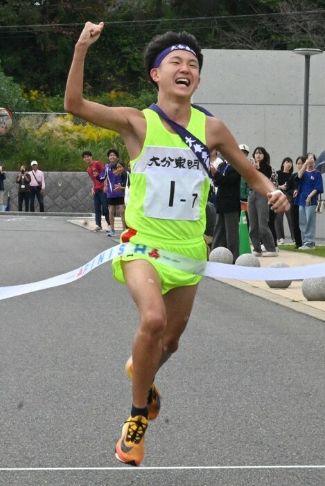 1位でフィニッシュした大分東明の岡田昂明＝国東市国東町鶴川で2024年10月27日午後2時10分、山口泰輝撮影