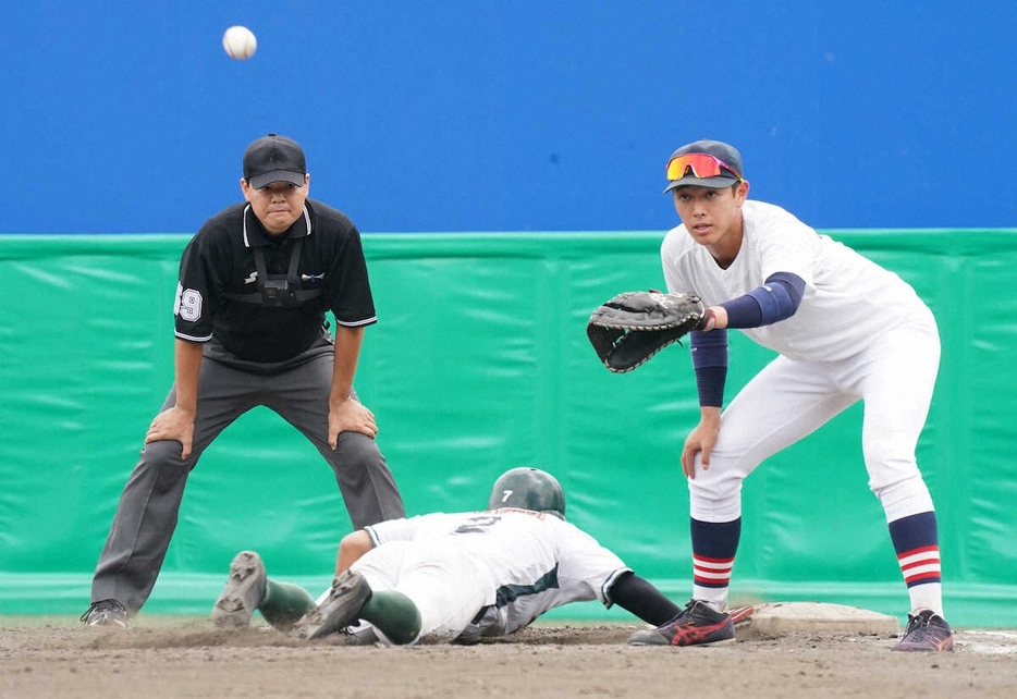 東農大との練習試合で一塁守備につく慶大・清原（右）と一塁塁審を務めるスポニチ・柳内記者（撮影・村上　大輔）