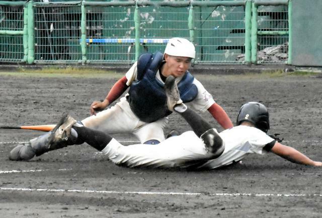 高知―尽誠学園　八回裏、内野ゴロの間に本塁を突いた尽誠学園の三塁走者をタッチアウトにする高知の片井捕手=2024年10月26日、高知市の日本トーター野球場、蜷川大介撮影