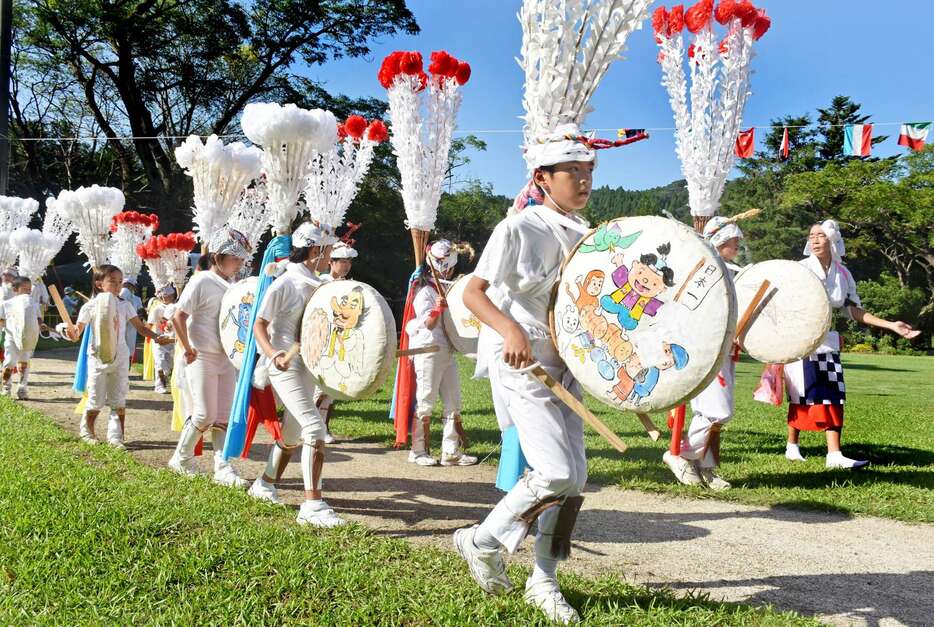 バラデコをたたきながら踊る児童ら＝姶良市蒲生の漆小学校