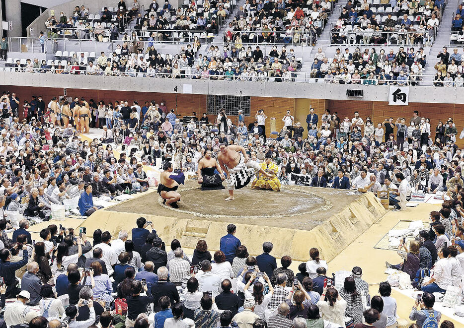 横綱照ノ富士の土俵入りに沸く満員御礼の会場＝高岡市竹平記念体育館