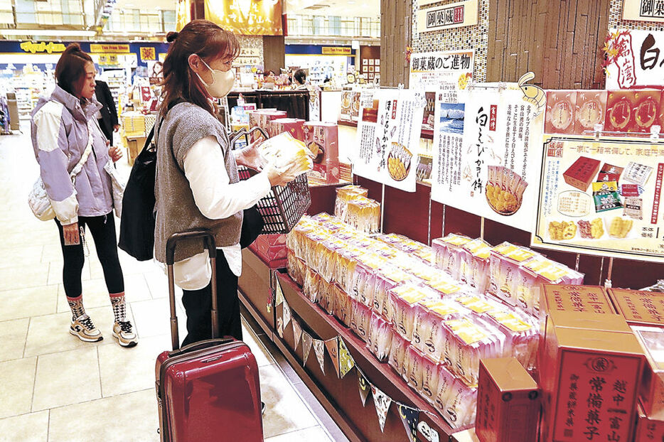 土産物として人気のシロエビやホタルイカを使った米菓＝２４日、富山駅構内