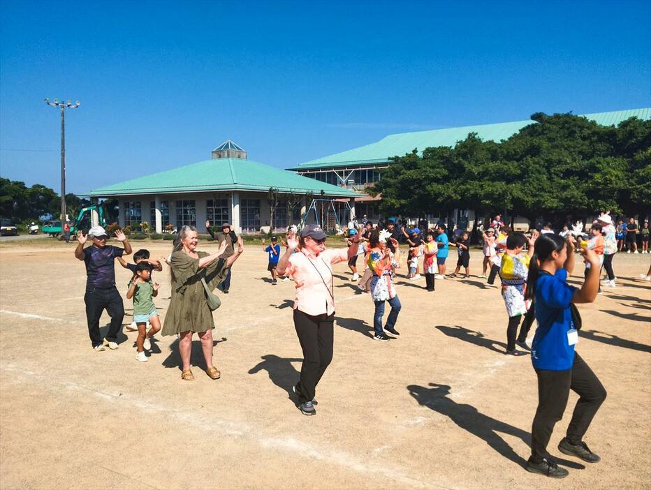 国頭小学校の校庭で踊る観光客と島民