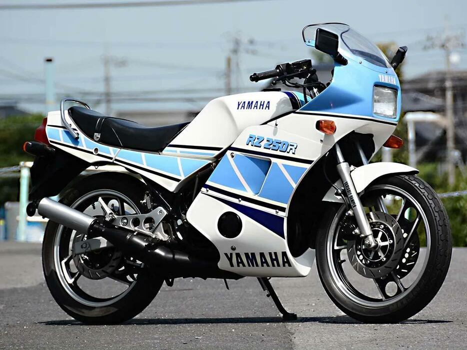 フルカウルを装着したRZ250RRのYSP仕様は、ヨーロッパのレースシーンをイメージさせるフレンチブルーのストロボカラーを採用している。