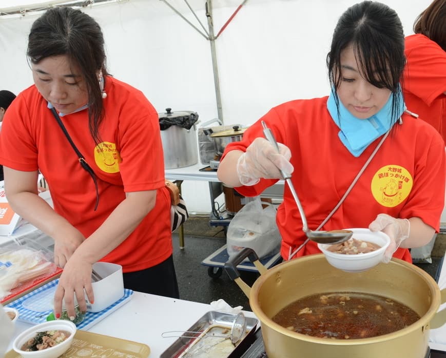 イベントで鶏ぼっかけを販売する隊員